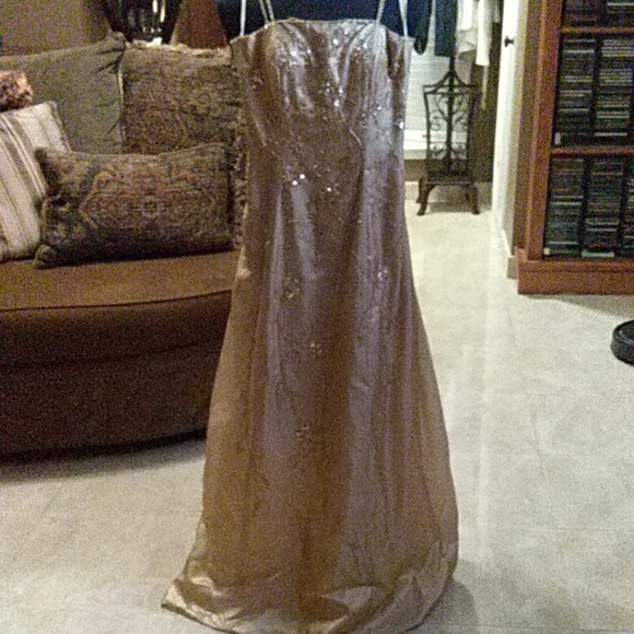 Dress - Picture 1 of 4